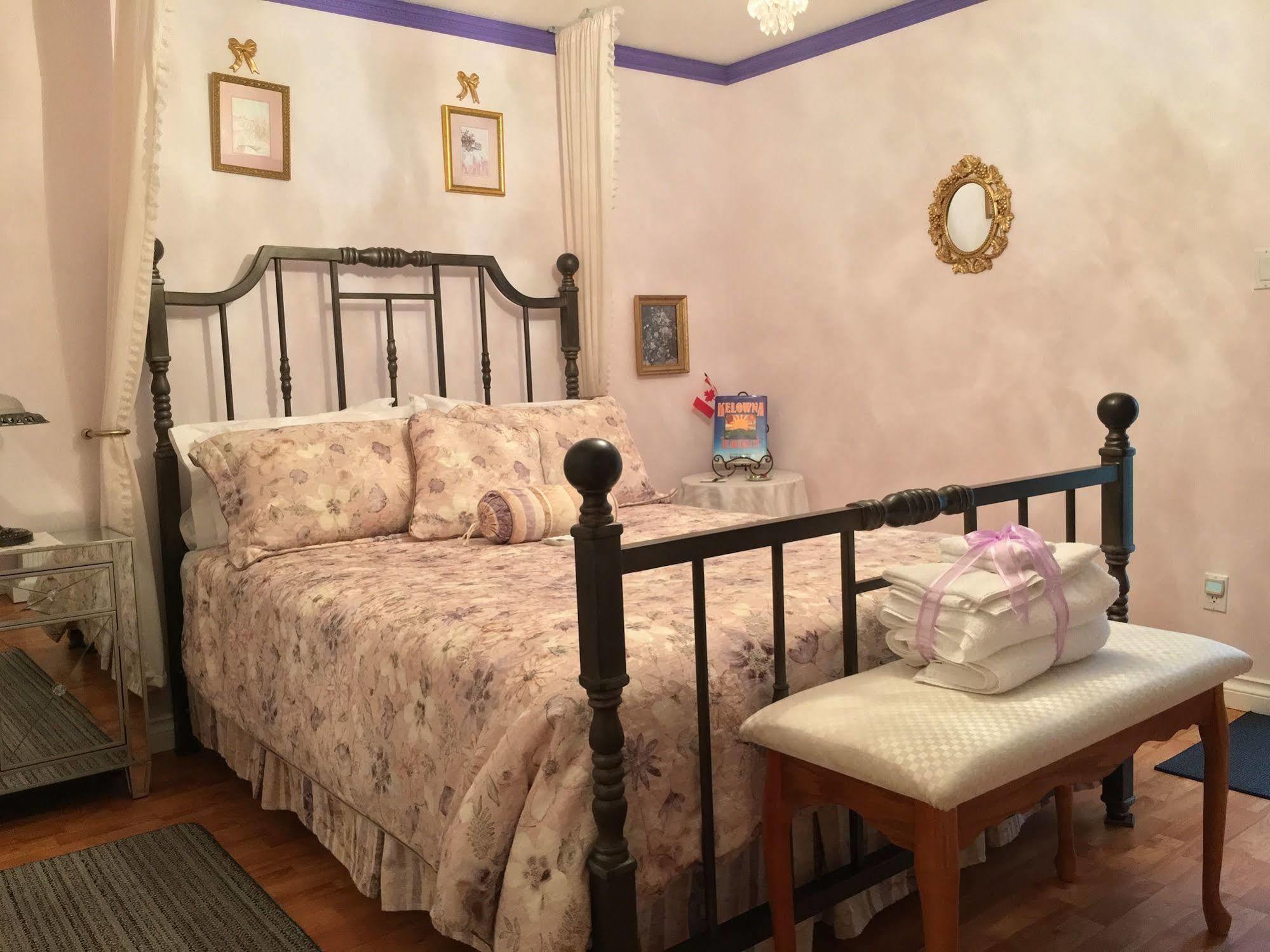 Alexandria House Bed & Breakfast Вест-Келовна Екстер'єр фото